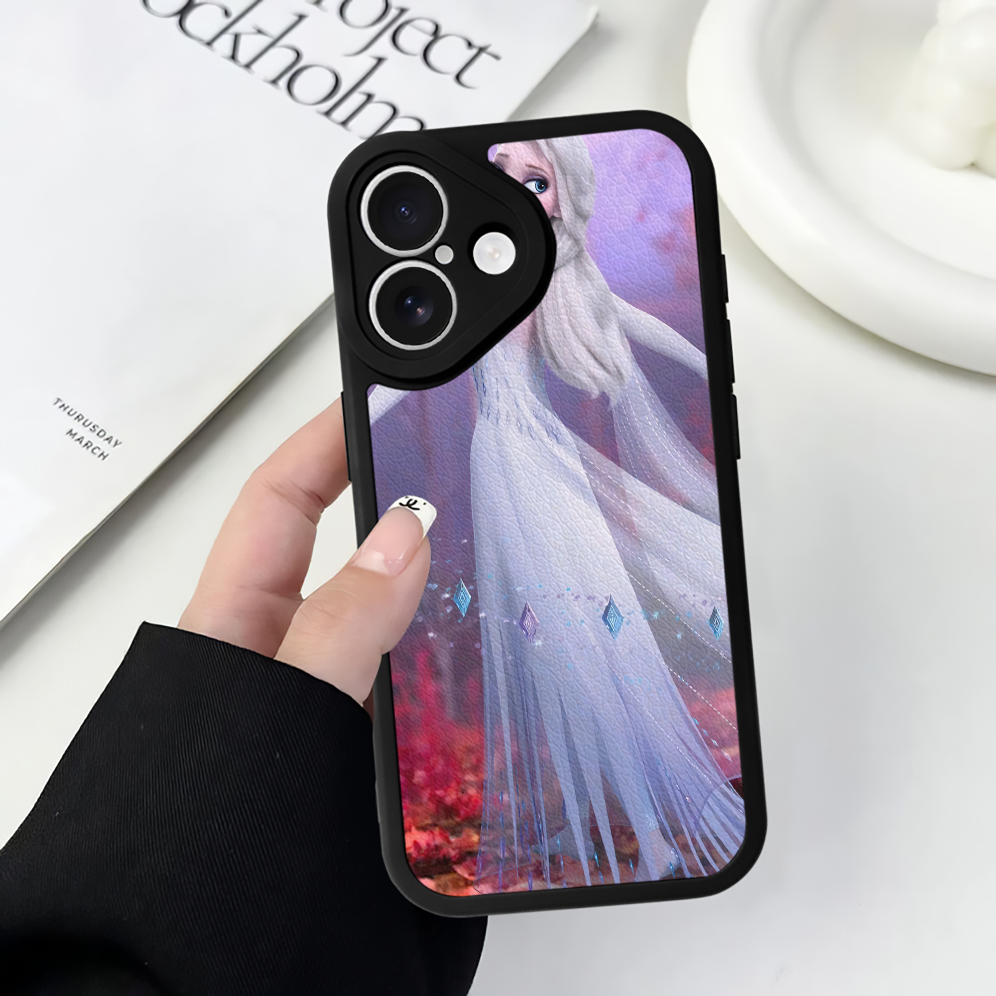 （画像用） アナと雪の女王 アンナ エルサ Frozen Anna Elsa 【iPhone 16シリーズ対応】シリコンスマホケース（レザー調） 材質：シリコン